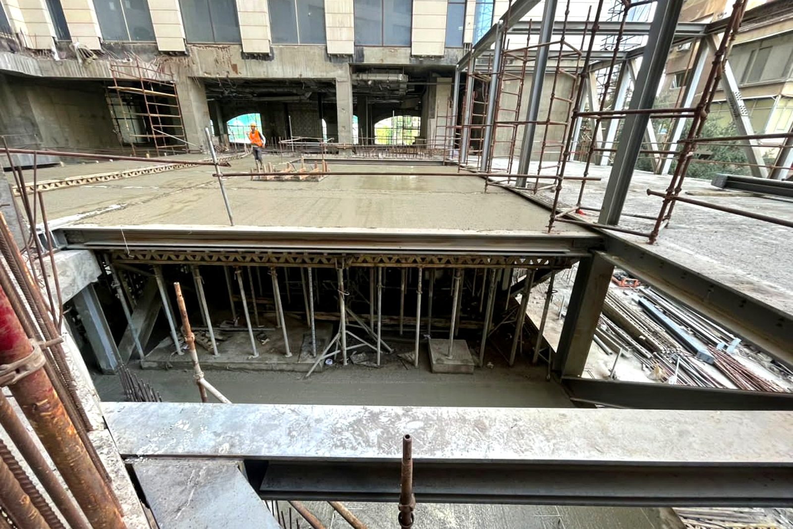 Curtain-wall facade